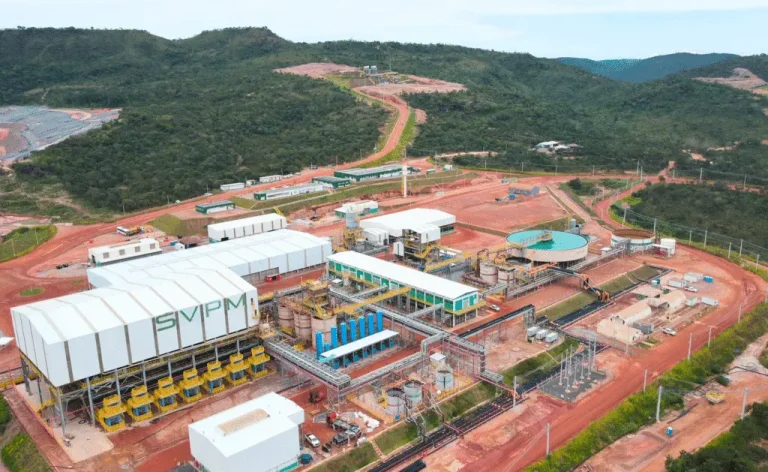 Acordo de US$ 2,8 bilhões coloca projeto de terras raras em Goiás como destaque global, com previsão de alta produção e impacto no mercado tecnológico.