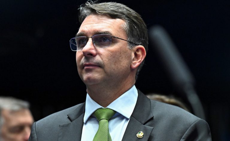 Pesquisa eleitoral mostra empate técnico entre Flávio Bolsonaro e Lula em possível segundo turno, com diferença dentro da margem de erro.
