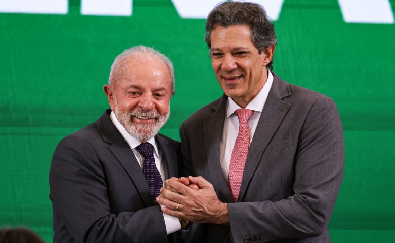 Lula afirma que governo vai anunciar medida para reduzir impacto da taxa das blusinhas em compras de até US$ 50 e aliviar preços para consumidores