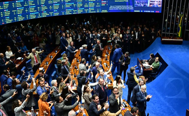 Foram 75 votos a favor da PEC e apenas um contrário, em ambos os turnos.