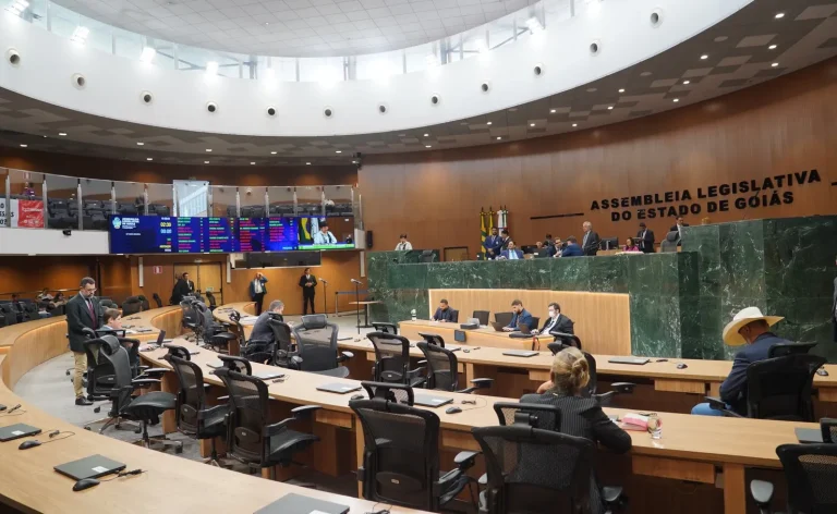 Janela partidária reduz número de partidos na Alego de 15 para 13 e provoca mudanças nas bancadas, com destaque para MDB e União Brasil.