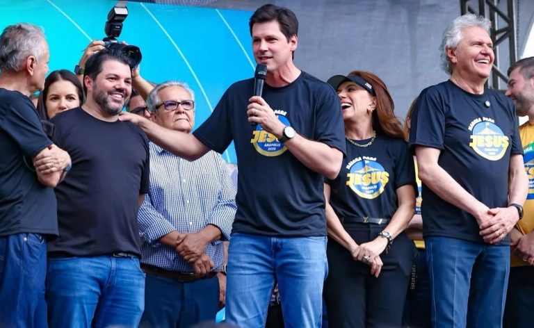 Daniel Vilela abençoando Corrêa