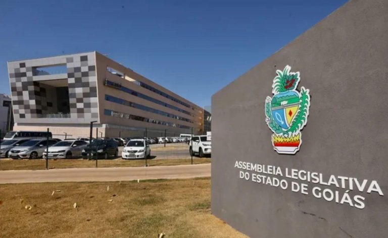 Assembleia de Goiás pressiona governo por aumento de R$ 110 milhões no teto de gastos de 2026 após adesão do estado ao novo programa de controle fiscal.
