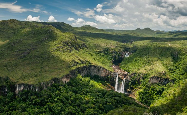 Governo de Goiás discute mudanças ambientais na Chapada dos Veadeiros enquanto 496 processos minerários avançam na APA de Pouso Alto. Projetos envolvem minerais críticos e geram debate ambiental