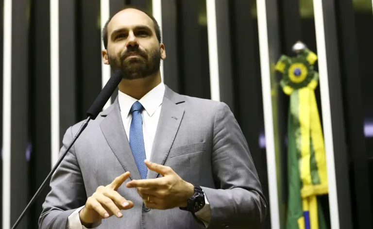 Flávio Bolsonaro comenta sobre as pesquisas que definirão o futuro político de seu irmão, Eduardo Bolsonaro, que pode ser candidato ao Senado em chapa com Tarcísio de Freitas