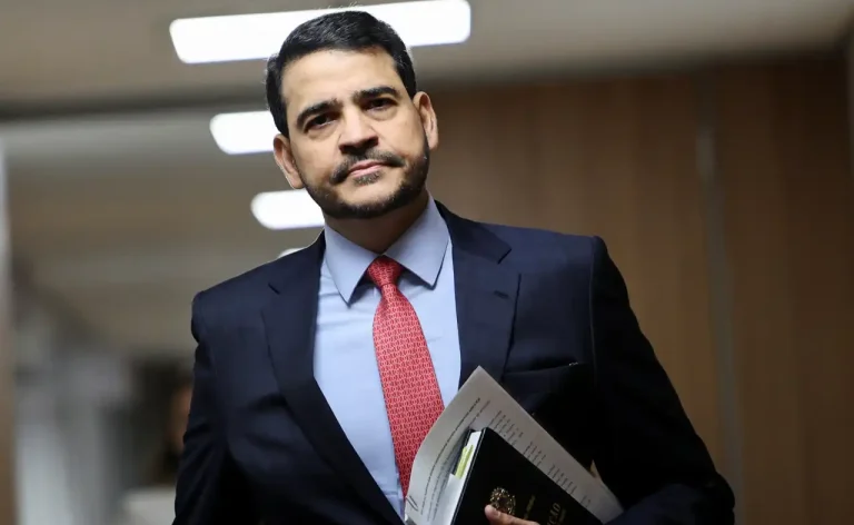 Jorge Messias passa por sabatina no Senado nesta quarta-feira 29 para vaga no STF e deve defender código de ética no Supremo, além de se posicionar contra o aborto durante a sessão