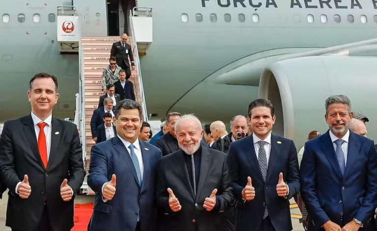 Lula embarca com 15 ministros para Europa e lidera maior comitiva do mandato, com foco em acordos com Espanha, Alemanha e Portugal.