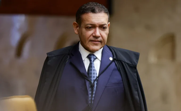 Kássio Nunes Marques assume a presidência do TSE em meio à preocupação com o uso de inteligência artificial nas Eleições 2026 e novas regras contra deepfakes e desinformação.