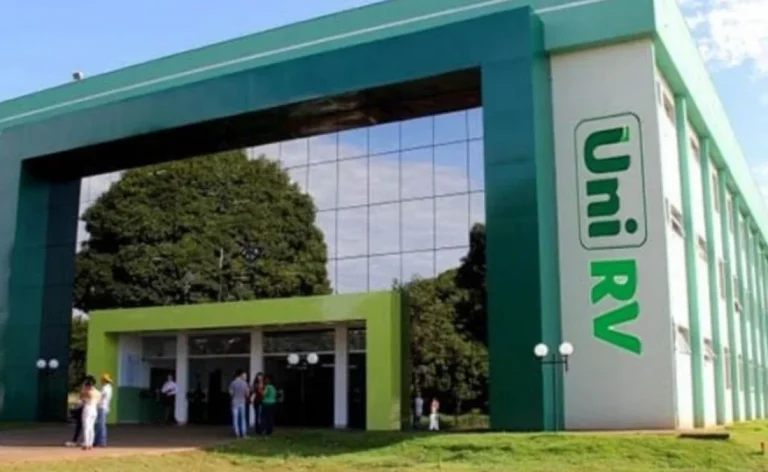 O Vestibular de Medicina da UniRV 2026 oferece 50 questões objetivas, com maior equilíbrio entre as áreas do conhecimento e uma estrutura educacional de ponta.