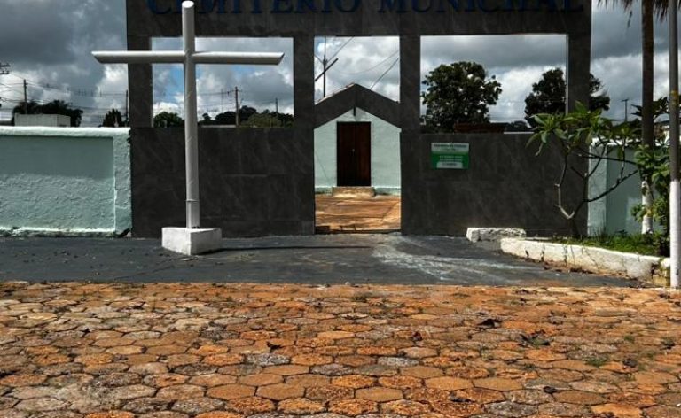 O descarte inadequado de materiais de exumação no Cemitério Municipal de Bonfinópolis gera ocorrência policial e revolta a comunidade local, com possíveis implicações jurídicas e ambientais.