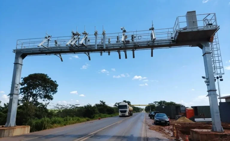 Pedágio eletrônico em Goiás começa em maio nas BR-060 e BR-452, com cobrança automática, descontos de até 90% e isenção para motos