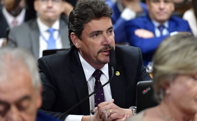 Dados da Justiça Eleitoral mostram que o PL ultrapassou o PT em número de filiados em Goiás, alcançando mais de 49 mil integrantes após crescimento no interior do estado.