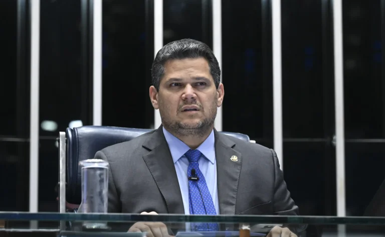 Davi Alcolumbre mantém quebra de sigilo de Lulinha aprovada na CPMI do INSS após votação com 31 parlamentares presentes