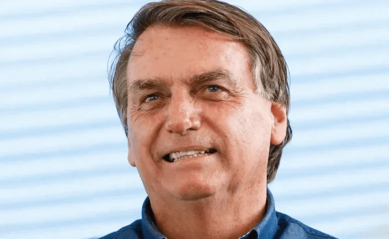 Jair Bolsonaro é levado ao hospital em Brasília após apresentar calafrios e vômitos, segundo informação divulgada pelo senador Flávio Bolsonaro