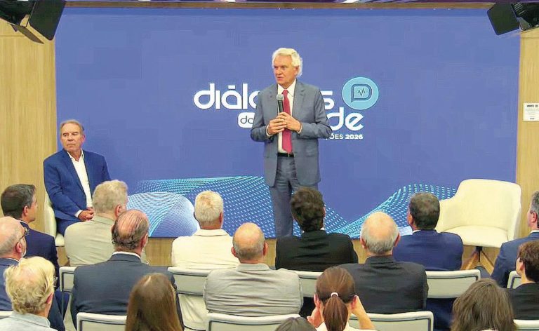 Ronaldo Caiado, governador de Goiás, defendeu o presidencialismo como solução para a crise institucional e se posicionou de forma firme em evento sobre saúde, destacando suas propostas para o setor.