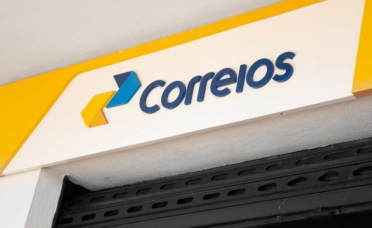 Correios registraram prejuízo de R$ 8,5 bilhões em 2025, acumulando 14 trimestres seguidos de rombo e quatro anos consecutivos de déficit financeiro.