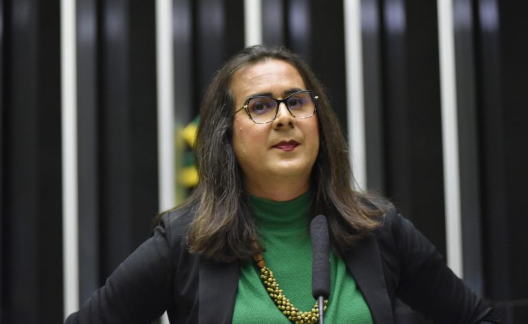 Projeto de lei propõe proibir fita cola-rato no Brasil, apontando sofrimento prolongado dos animais e possíveis riscos à saúde pública com contaminação.