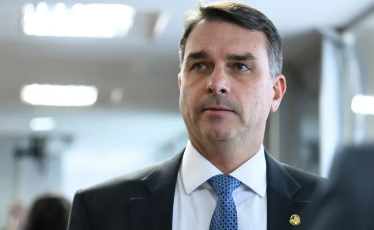 Flávio Bolsonaro, pré-candidato à Presidência, avalia incluir no plano de governo a proposta de fim da reeleição. Ele busca moderar sua imagem e atrair novos eleitores com pautas inclusivas