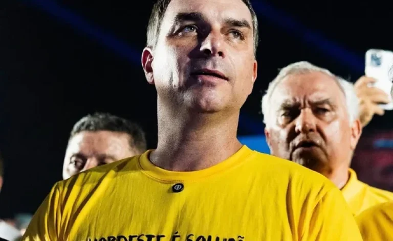 Flávio Bolsonaro inicia pré-campanha presidencial pelo Nordeste e busca ampliar apoio ao centro-direita com novas alianças políticas