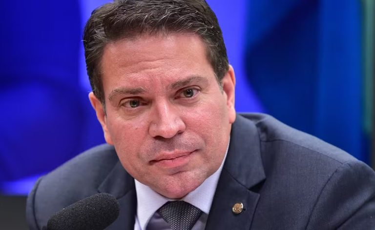 EUA determinam saída de delegado da PF após atuação em caso envolvendo Alexandre Ramagem e alegações de irregularidades