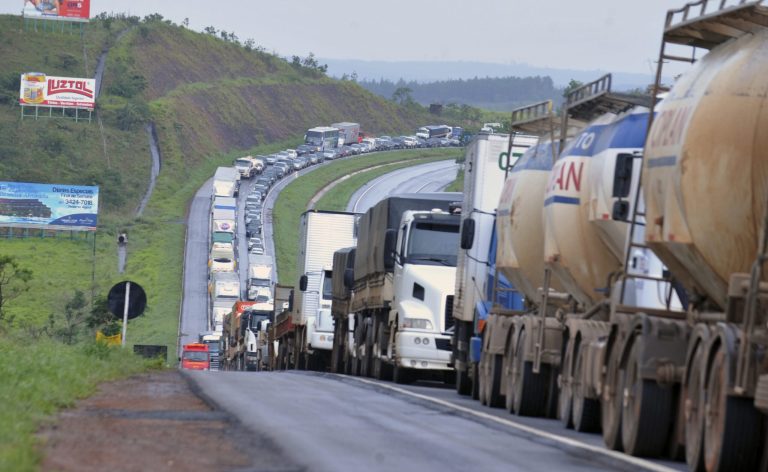 Possível greve dos caminhoneiros volta ao centro do debate após alta de R$ 0,38 no diesel e insatisfação com medidas do governo; categoria cobra frete mínimo e redução de custos