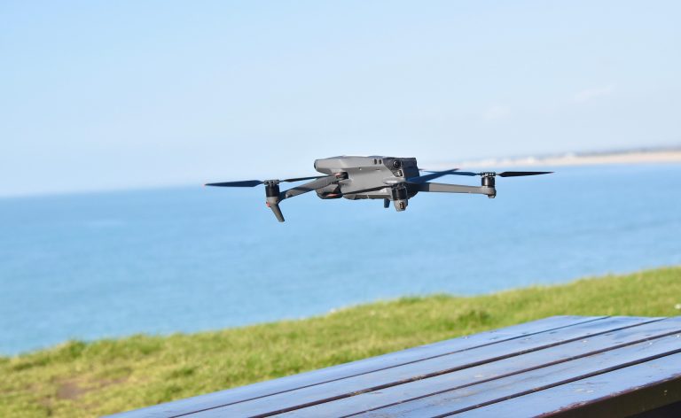 Relatórios dos EUA revelam que Cuba adquiriu mais de 300 drones militares da Rússia e do Irã, aumentando a tensão com Washington. CIA realizou visita secreta à ilha e novas sanções podem ser anunciadas