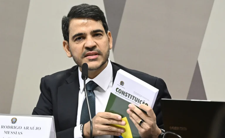 Lula decide manter indicação de Jorge Messias ao STF mesmo após rejeição com 34 votos, em episódio inédito que amplia tensão com o Congresso.