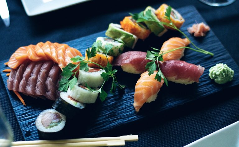 Procon de Rio Verde realiza fiscalização e apreende mais de 154 kg de alimentos impróprios para consumo em restaurante de comida japonesa. Irregularidades incluem produtos vencidos e sem identificação