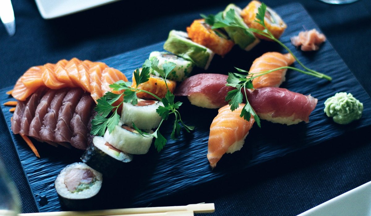 Procon de Rio Verde realiza fiscalização e apreende mais de 154 kg de alimentos impróprios para consumo em restaurante de comida japonesa. Irregularidades incluem produtos vencidos e sem identificação