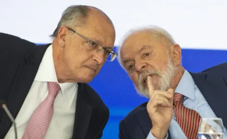 Lula confirma Geraldo Alckmin como vice na reeleição e anuncia saída de 14 ministros, em meio à reorganização do governo para as eleições
