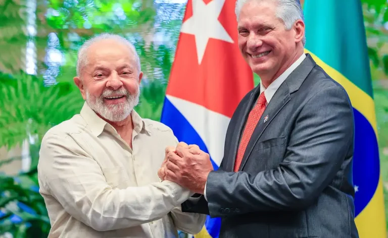 Brasil envia 20,8 mil toneladas de alimentos a Cuba em ação humanitária, enquanto país caribenho enfrenta crise econômica e recebe apoio internacional.