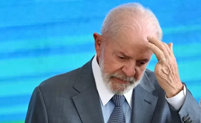 Durante evento em Manaus, Lula confundiu números ao falar sobre escala de trabalho e citou “6x2” ao comentar mudanças na jornada durante discurso oficial