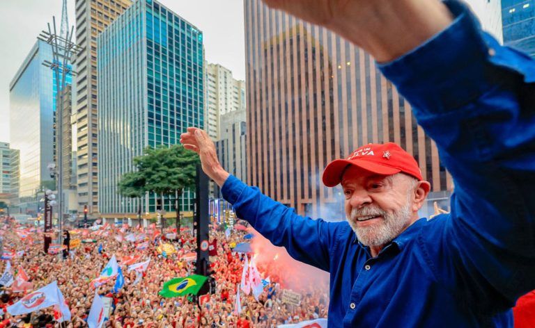 Com mobilização nas redes e nas ruas, candidato superou adversário
