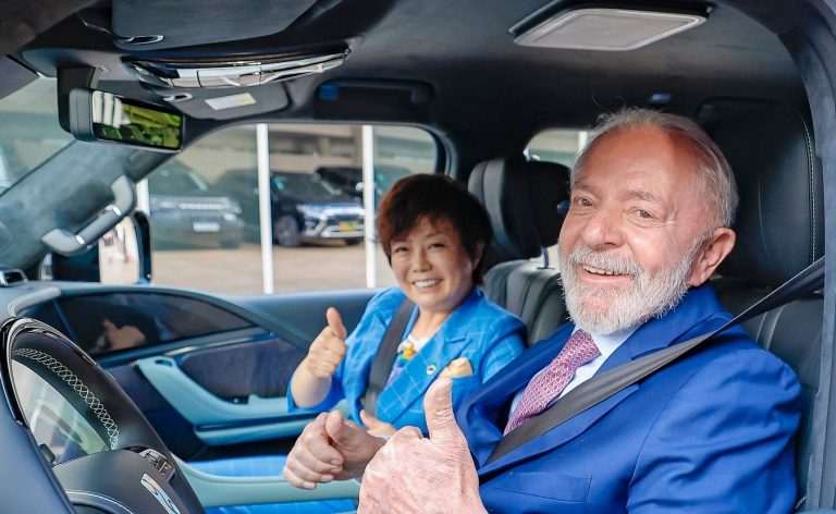 Demissão de secretário após caso com 163 trabalhadores e inclusão da BYD na lista suja intensifica crise no Ministério do Trabalho.