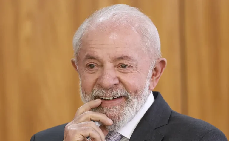 Governo Lula registra 28 medidas de aumento de impostos, arrecadação recorde de R$ 2,65 trilhões e carga tributária de 34,2% do PIB, enquanto déficit persiste