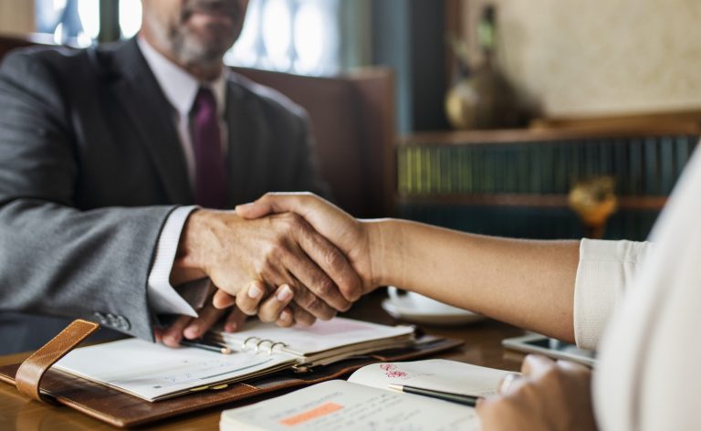 Brasil registra recorde de 2.466 empresas em recuperação judicial em 2025, com alta de 13% e forte impacto no agronegócio, que concentra 30% dos casos