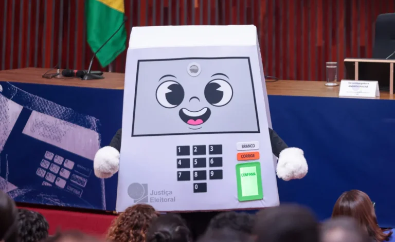 Mascote Pilili do TSE foi criada dentro de contrato de R$ 6 milhões por ano com agência responsável por campanhas institucionais.