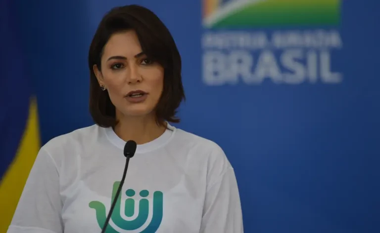 Michelle Bolsonaro critica alegoria da Acadêmicos de Niterói que alude a Jair Bolsonaro, lembrando que a prisão por corrupção foi de Luiz Inácio Lula da Silva, não do ex-presidente.