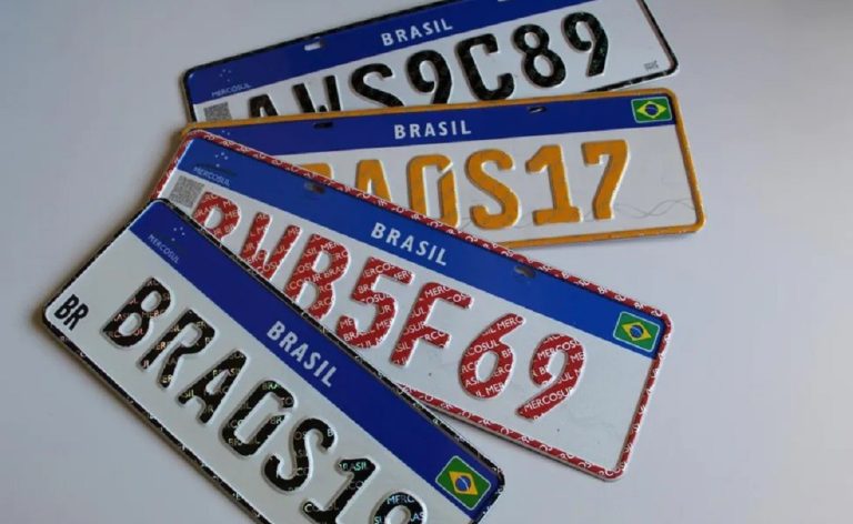 Projeto aprovado na Câmara propõe retorno do nome do estado e município nas placas de veículos, além da inclusão da bandeira. Medida ainda será analisada pela CCJ.