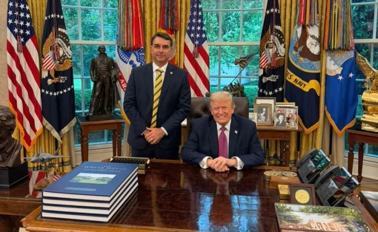 Flávio Bolsonaro se reuniu com Donald Trump na Casa Branca por mais de uma hora. Encontro reservado aconteceu no Salão Oval e movimenta cenário político para 2026
