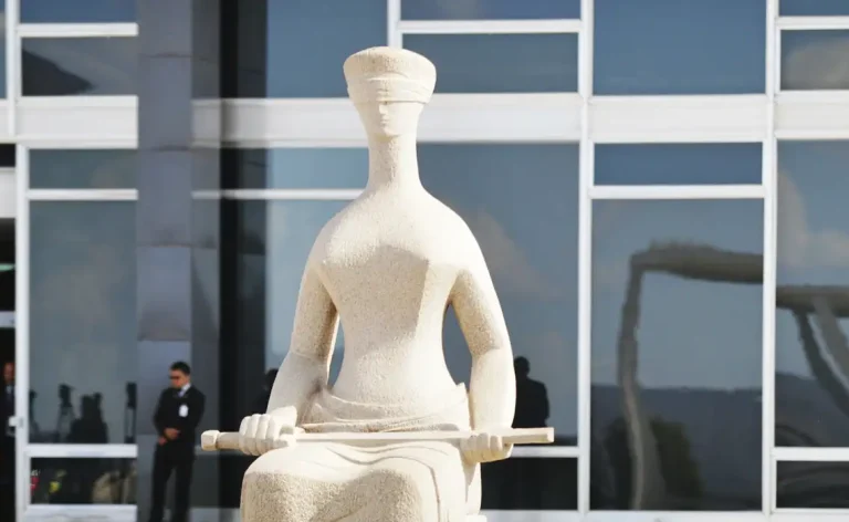 O STF analisa nesta quarta-feira (25) a decisão do ministro Flávio Dino que suspendeu os penduricalhos ilegais no serviço público. Saiba os detalhes sobre o processo e o impacto no cenário jurídico