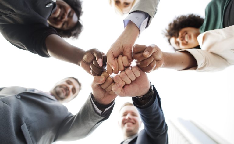 SES-GO publica edital de concurso com 50 vagas para nível superior e salário de R$ 10.118,44; inscrições começam em 20 de março pelo Iades