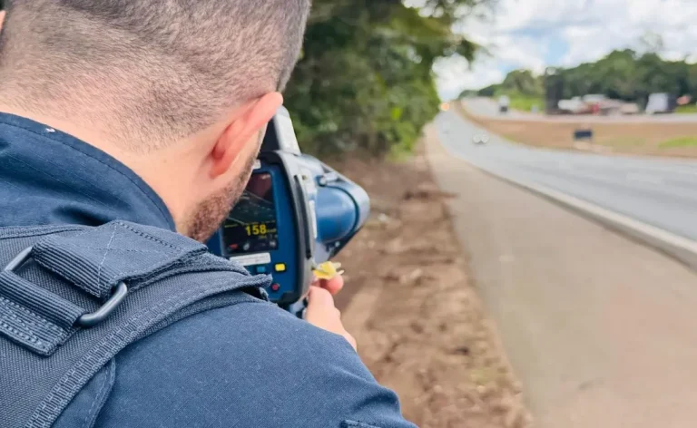 O Carnaval de 2026 nas rodovias federais de Goiás teve aumento de 66% nas mortes, com cinco vítimas fatais. Saiba mais sobre o aumento de infrações e acidentes no feriado, segundo a PRF