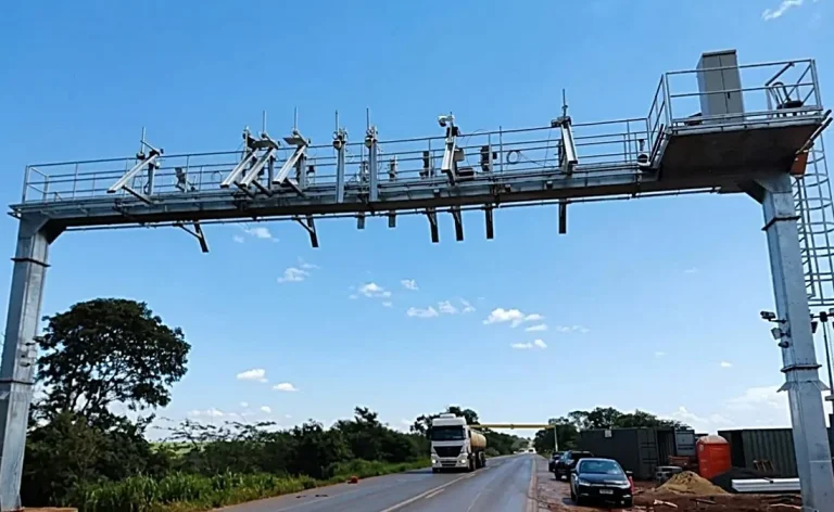 O Contran suspendeu 3,4 milhões de multas de pedágio free flow e deu prazo de até 200 dias para motoristas regularizarem débitos sem penalidades e com chance de recuperar pontos na CNH.
